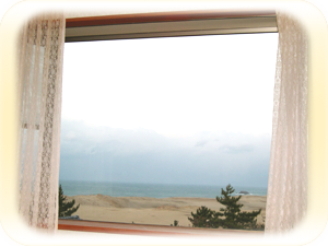 部屋の窓からの砂丘